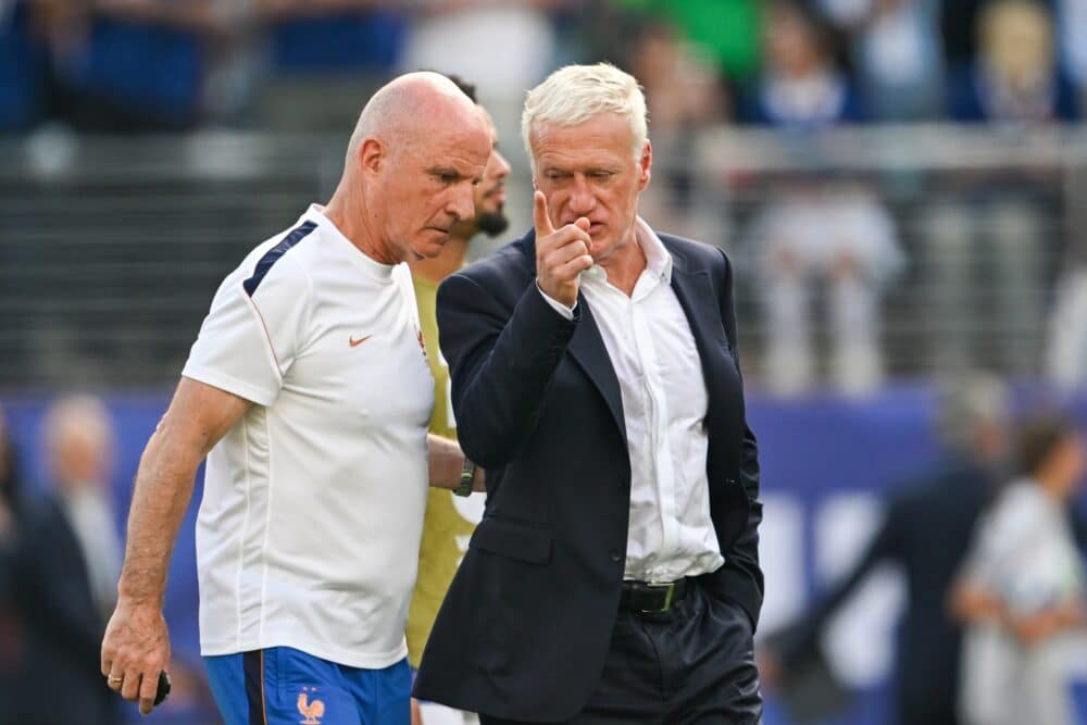 EAST RUTHERFORD, USA - 30 juni: Didier Deschamps, Frankrikes huvudtränare, under halvtidsvilan i FIFA World Cup 2026-åttondelsfinalen mellan Frankrike och Sverige den 30 juni 2026, MetLife Stadium, East Rutherford, New Jersey.