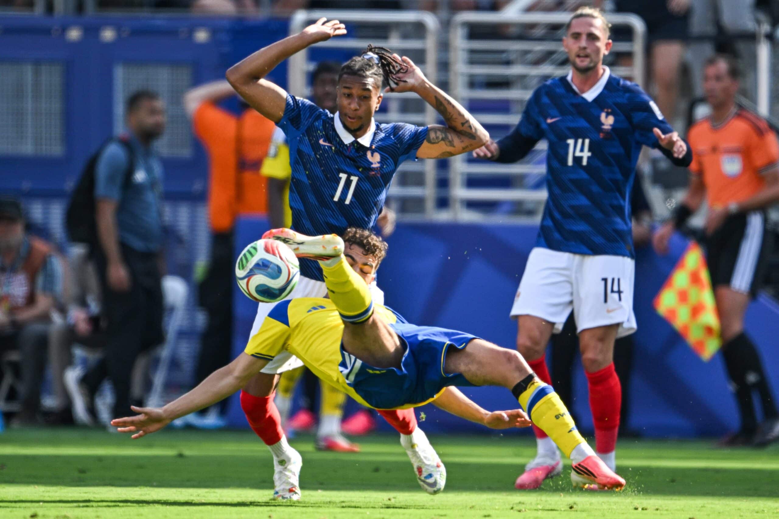 Sveriges Yasin Ayari (nr 18) i duell med Frankrikes Michael Olise (nr 11) under matchen i sextondelsfinalen i VM 2026 mellan Frankrike och Sverige på MetLife Stadium i East Rutherford, New Jersey, den 30 juni 2026.
