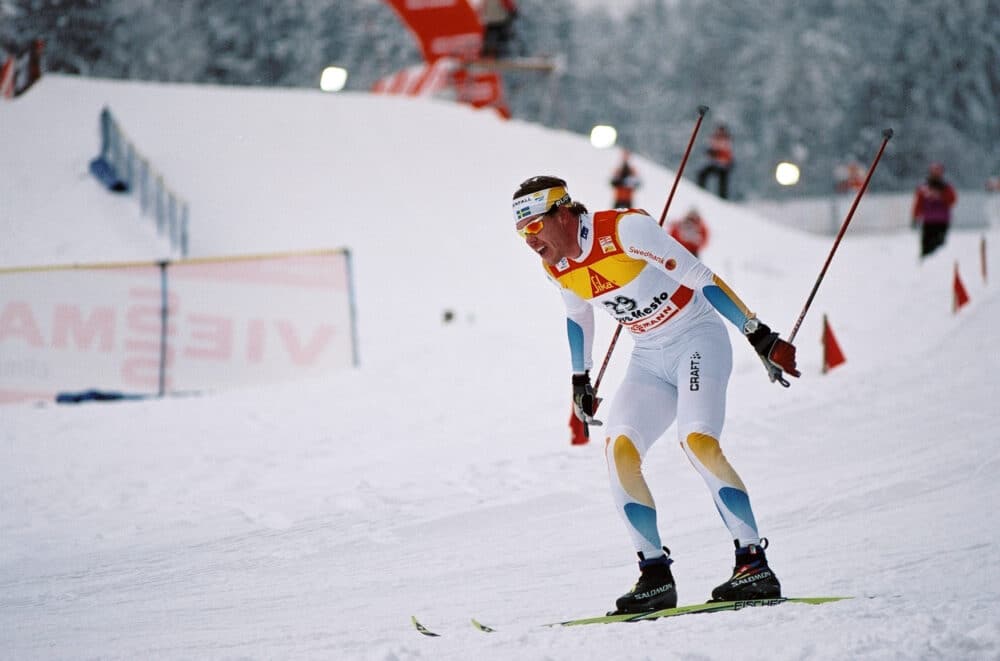Den svenske skidåkaren Mathias Fredriksson tävlar i Tour de Ski i Tjeckien.