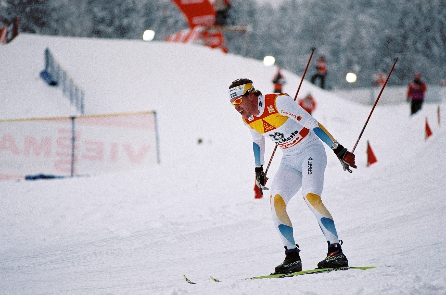 Den svenske skidåkaren Mathias Fredriksson tävlar i Tour de Ski i Tjeckien.
