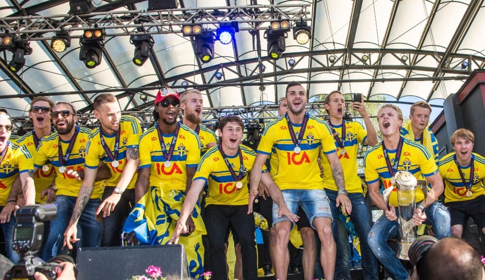 Sveriges U21-landslag blir hyllade i Kungsträdgården i Stockholm den 1 juli av 1000-tals fans efter guldet i U21-Europamästerskapet i fotboll 2015.