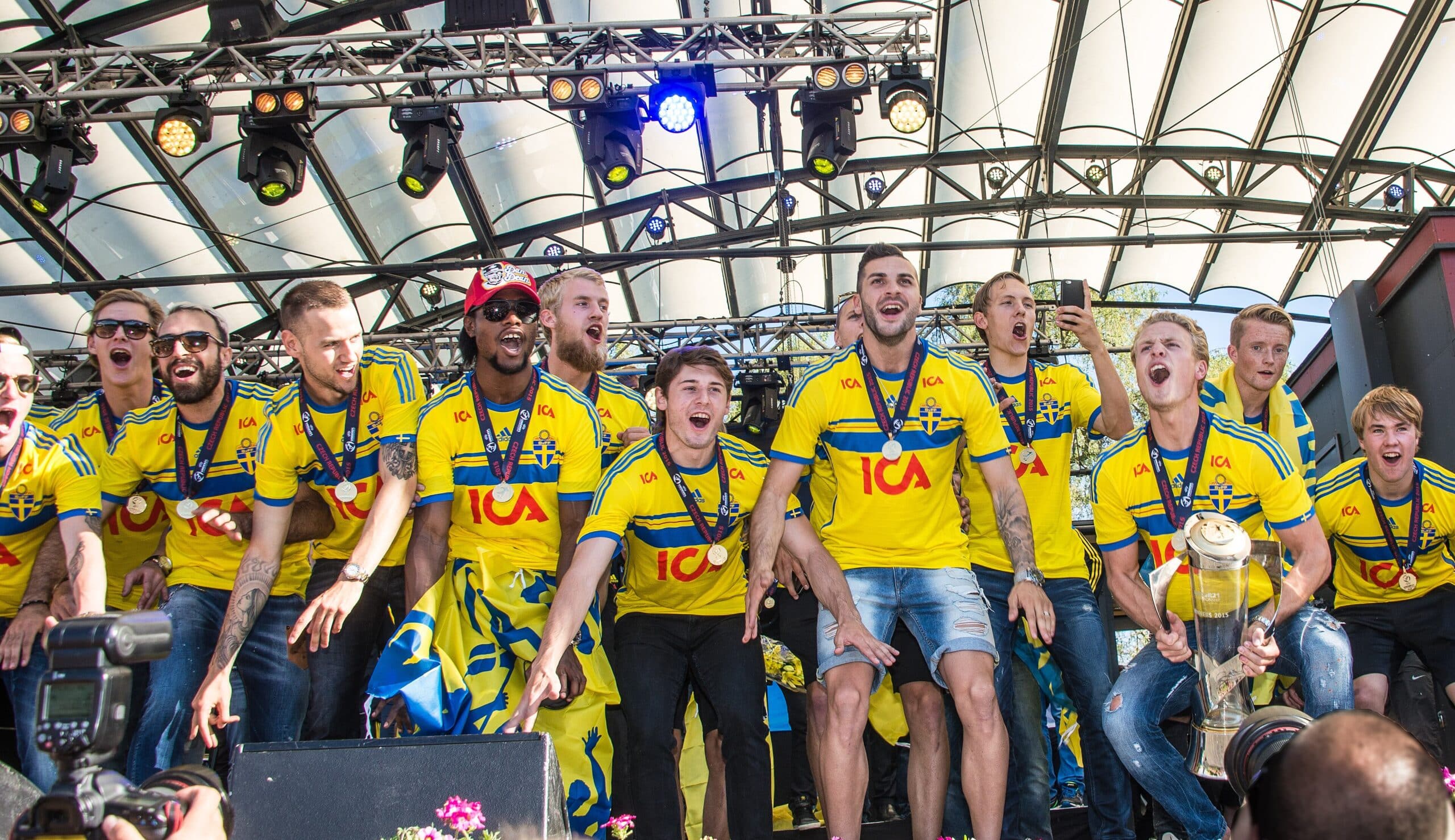 Sveriges U21-landslag blir hyllade i Kungsträdgården i Stockholm den 1 juli av 1000-tals fans efter guldet i U21-Europamästerskapet i fotboll 2015.