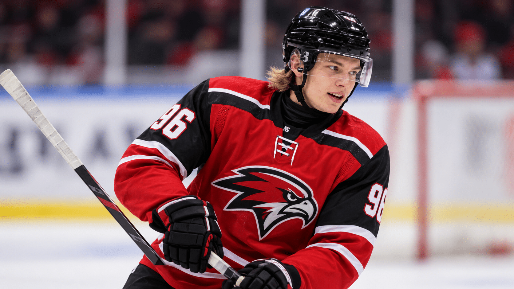 AI-genererad bild av Lukas Wernblom i rödsvart hockeytröja med nummer 96, svart hjälm och hockeyklubba på isen.